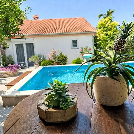 Casa Sole Beheizter Pool By Interhome פולה